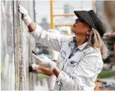  ?? Elizabeth Conley / Houston Chronicle ?? Friend applies pieces of hand-cut glass to her mosaic mural.