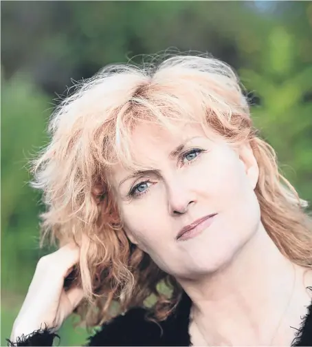  ??  ?? Scottish singer Eddi Reader is looking forward to performing in Perth.