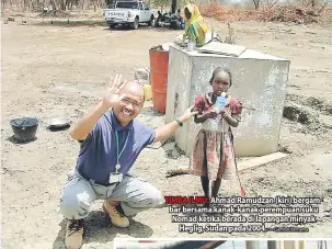  ?? — Gambar Bernama ?? TIMBA ILMU: Ahmad Ramudzan (kiri) bergambar bersama kanak-kanak perempuan suku Nomad ketika berada di lapangan minyak Heglig, Sudan pada 2004.