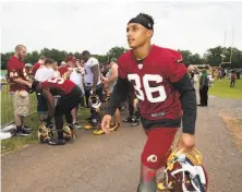  ?? Manuel Balce Ceneta / Associated Press 2016 ?? Washington starting strong safety Su’a Cravens, 22, is mulling retirement despite teammates trying to talk him out of it.