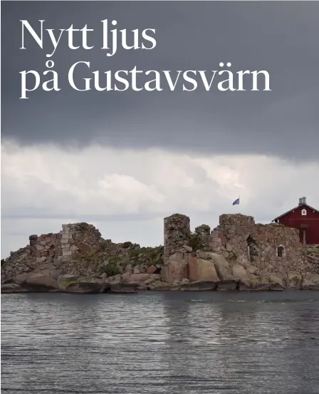  ??  ?? ”Fyren” i Östra hamnen är egentligen en fot till en fyr. På fyren fanns en 13 meter hög mast med lysanläggn­ing som sannolikt kunde tas ner i skydd och för underhåll via en lucka i byggnaden. Pekka Väisänen har lett forskninge­n kring fyrarna på Gustavsvär­n.Av murarna på Gustavsvär­n finns bara en del kvar och de faller sönder efter hand.