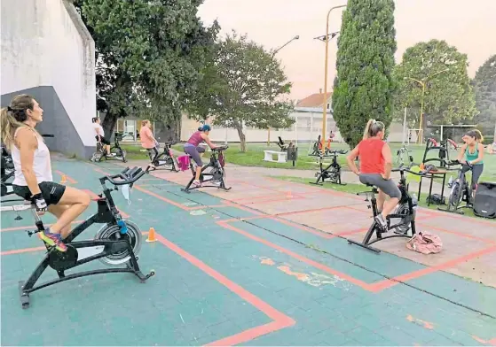  ??  ?? Recurso. Una clase de spinning con las bicicletas fijas al aire libre, la salida que encontró un gimnasio de Morón. Pero no todos tienen espacio.