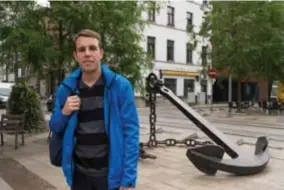  ??  ?? Terry passeert onze lens, op weg naar een vergaderin­g in de buurt van het MAS. “Telkens valt het me op hoe deze buurt verandert.”