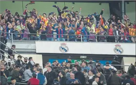  ?? FOTO: PERE PUNTÍ ?? Euforia en la zona de la afición del Barça tras un triunfo que vale media Liga