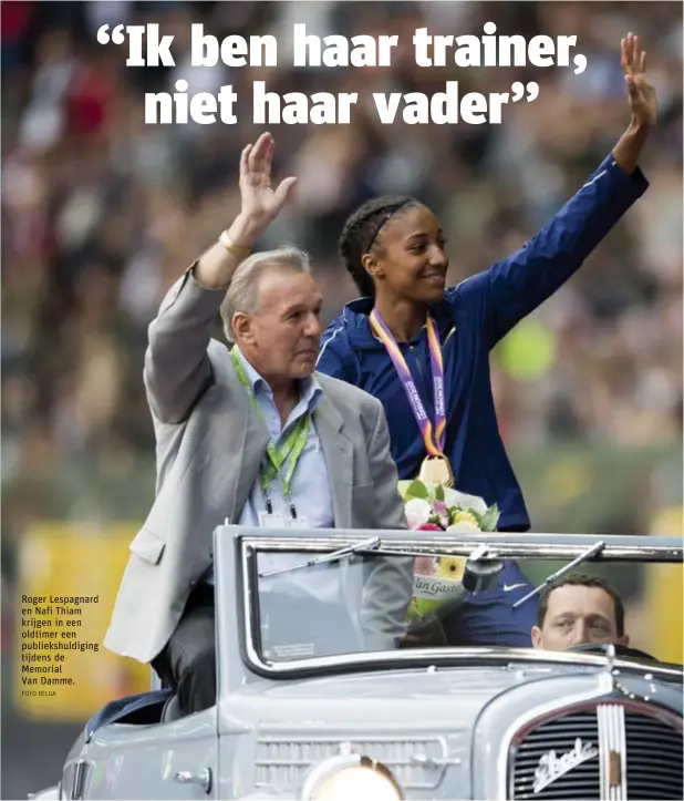  ?? FOTO BELGA ?? Roger Lespagnard en Nafi Thiam krijgen in een oldtimer een publiekshu­ldiging tijdens de Memorial
Van Damme.