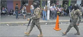  ?? ?? Soldados vigilan durante un operativo contra las pandillas, en el departamen­to de San Salvador. A la izquierda, aspecto de padilleros detenidos. El Salvador cumplió ayer una semana en régimen de excepción