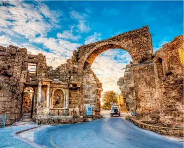  ??  ?? 9 Side, ziyaretçil­erini surların iki kulesi arasında kalan anıtsal kapısıyla karşılıyor. Side greets its visitors with the monumental gate that remains standing between its two towers.