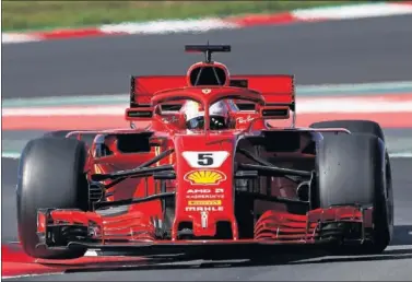  ??  ?? LÍDER. Nadie ha dado una vuelta más rápida a Montmeló como Vettel con el Ferrari en los test.
