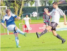  ?? FOTO: THORSTEN KERN ?? Am ersten Spieltag setzte sich der SV Bergatreut­e (rechts Nikolei Kölbel) bei der SG Baienfurt (Gregor Strähle) durch.