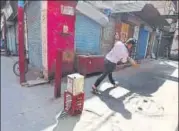  ?? SONU MEHTA/HT PHOTO ?? People play cricket on an empty street at the Bara Bazar automobile wholesale market on Tuesday.