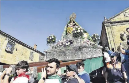  ?? TONI GUDIEL ?? Salida en romería de la Virgen del Puerto, con su corona.