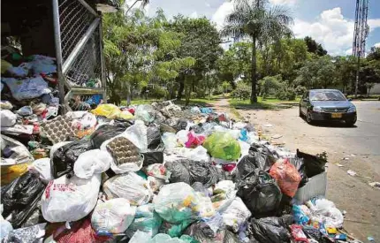  ??  ?? Como en San Andrés, el principal lío es la mala disposició­n de las basuras en todo el país. Es el caso de Cali donde hay emergencia.