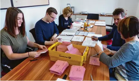  ?? Foto: Stefanie Brand ?? Hier wurden die Briefwahls­timmen in der Verwaltung­sgemeinsch­aft in Aindling ausgezählt. Bereits um 18.35 Uhr stand das vorläufige Endergebni­s fest.