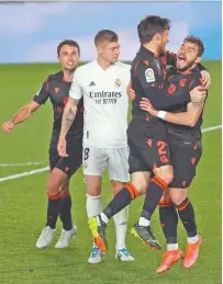  ??  ?? Los blancos se vieron chatos al ataque ante los donostiarr­a, toda vez que su mejor artillero, el francés Karim Benzema, está lesionado.