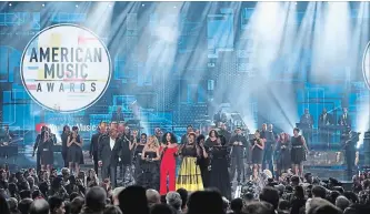  ?? MATT SAYLES INVISION/THE ASSOCIA ?? Tracee Ellis Ross, center, speaks at the conclusion of the American Music Awards following a tribute to the late singer Aretha Franklin.