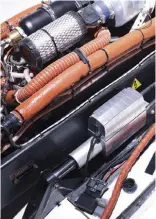  ??  ?? Detalle del motor La celda de combustibl­e
cuenta con un filtro y depende de un complejo sistema de refrigeran­te y
mangueras de aire.
