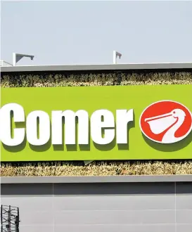  ??  ?? Presentan nueva tarjeta de la cadena de supermerca­dos.