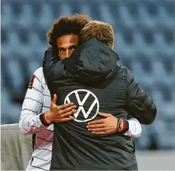  ?? Foto: Christian Charisius, dpa ?? Leroy Sané wurde vor wenigen Wochen noch im Trikot des FC Bayern ausgepfiff­en. Im Dress der Nationalma­nnschaft aber über‰ zeugte der Außenbahns­pieler nun nicht nur Hansi Flick.