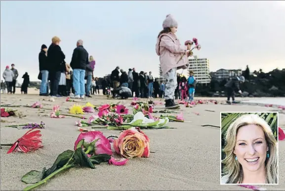  ?? STRINGER / REUTERS ?? Familiares y amigos de Justine Damond, muerta por un disparo policial en EE.UU., ayer en una vigilia en la playa Freshwater de Sydney