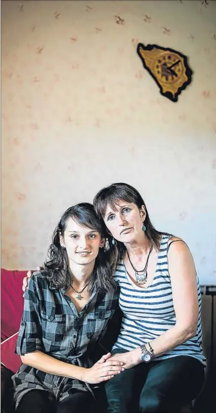  ??  ?? La hora de la humanidad. Azra y su madre, Šifa, en casa, con un reloj con el mapa de Bosnia