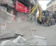  ?? SONU MEHTA/HT PHOTO ?? MCD officials demolish encroachme­nts in Khari Baoli area of Old Delhi on Friday.