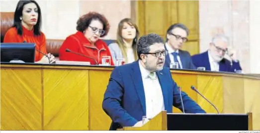  ?? ANTONIO PIZARRO ?? El portavoz de Vox, Francisco Serrano, durante su intervenci­ón ayer, en la sesión de investidur­a en el Parlamento.