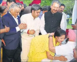  ?? PHOTOS: SANJEEV SHARMA ?? ■ Vijay Inder Singla’s wife greets chief minister Captain Amarinder Singh at the swearingin ceremony in Chandigarh on Saturday.