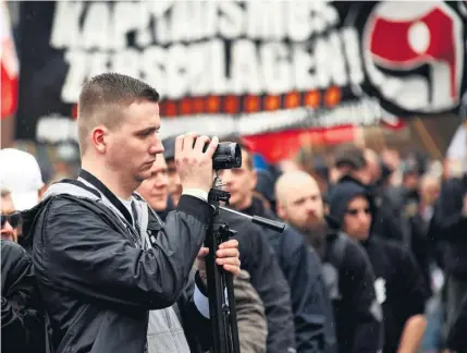  ??  ?? Oben: Neonazi-Demonstrat­ion in Dortmund-Dorstfeld, einem Stadtteil, den dort lebende Rechtsextr­emisten als vermeintli­chen »Nazi-Kiez« für sich reklamiere­n.
Unten: Lukas Bals begleitete Aktionen der »Kameraden« oft mit der Kamera.