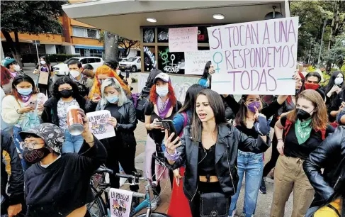  ?? EFE ?? Unas 200 personas, la mayoría mujeres, protestaro­n ayer en Bogotá por el caso de la menor de edad abusada.