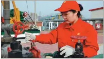  ?? PROVIDED TO CHINA DAILY ?? Liu Li repairs a valve at Daqing Oilfield in Heilongjia­ng province.