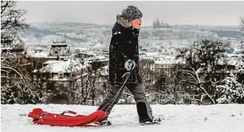  ?? FOTO MAFRA – MICHAL ŠULA ?? Sníh a mráz udělal radost sáňkařům. Řidičům a chodcům ale způsobil problémy.