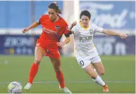  ?? MADDIE MEYER / GETTY IMAGES FILES ?? Mana Shim, left, of the Houston Dash is closely marked by Canadian soccer star Diana Matheson of Utah Royals
FC in 2020 NWSL Challenge Cup quarterfin­al play.