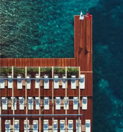  ?? ?? An expanse of canopied wooden decking at Maçakizi looks out over the Aegean Sea