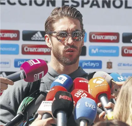  ?? EFE / ZIPI ?? Sergio Ramos, ayer, a su llegada a Las Rozas, atiende a los medios de comunicaci­ón.