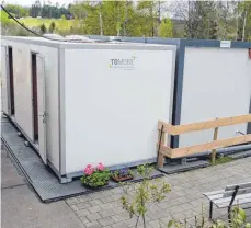  ?? ARCHIVFOTO: CZILWA ?? Im Sommer 2017 duschten die männlichen Troase-Besucher in diesen Containern, die Frauen nutzen die verblieben­en Einrichtun­gen. Jetzt kommen die Container wieder zum Einsatz.