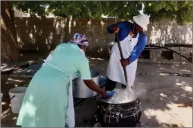  ?? Photo: Contribute­d ?? Cooking… Hostel kitchen staff at Divundu combined school preparing lunch for learners.