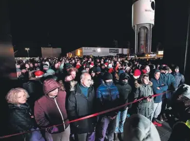  ?? FOTO: LISE ÅSERUD, NTB SCANPIX ?? FREDAGSHAN­DEL: Køene var lange og kampen om godbitene hard mange steder på den store handledage­n «Black Friday».