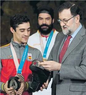  ?? FOTO: EFE ?? Mariano Rajoy, observando los patines de Javi Fernández. Al fondo, Regino Hernández