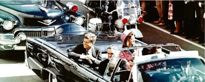  ?? Fotos Divulgação ?? O presidente americano John Kennedy ao lado de sua mulher, Jacqueline, pouco antes do assassinat­o dele, em Dallas, em cena do documentár­io ‘JFK Revisited’, de Oliver Stone