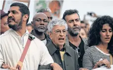  ?? AFP/GETTY IMAGES
/MAURO PIMENTEL/ ?? Caetano Veloso (al centro) durante una manifestac­ión en contra de la deforestac­ión de la Amazonía.