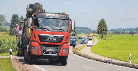  ?? FOTO: STEFFEN LANG ?? Im vergangene­n Jahr wurde der Fahrbahnbe­lag der B 465 zwischen Brugg und Diepoldsho­fen eneuert.