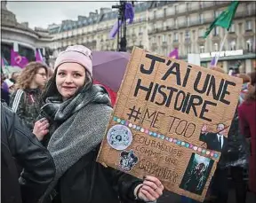  ??  ?? Une femme solidaire de #MeToo manifeste le 3 mars à Paris.