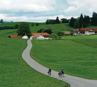  ?? FOTO: ISTOCK / BBSFERRARI ?? Sattes Grün und sanfte Hügel bestimmen die Strecke zwischen Kochel- und Bodensee.