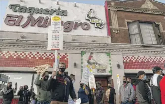  ?? ?? Workers walk in picket lines at El Milagro headquarte­rs at 3050 W. 26th St. in Little Village on Thursday.