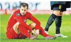  ?? FOTO: NEIS/EIBNER/IMAGO IMAGES ?? Hendrick Zuck sitzt auf dem Rasen, blickt enttäuscht zu Boden. Nach dem Derby gegen Saarbrücke­n soll das nicht so sein, hofft er.