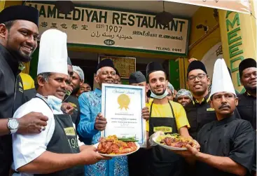  ?? — JEREMY TAN/The Star ?? Seeni with the Malaysia Book of Records certificat­e that cites Hameediyah as the country’s oldest nasi kandar restaurant.