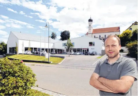  ?? Foto: Marcus Merk ?? „Wir bekommen Anfragen bis aus München“: Markus Stettberge­r ist als Zweiter Bürgermeis­ter der Gemeinde Allmannsho­fen für die Belegung der Veranstalt­ungshalle verantwort­lich.