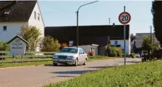  ?? Foto: Christian Gall ?? In der nördlichen Ortseinfah­rt von Attenhause­n geht es eng zu. Dort gilt ein Tempolimit von zwanzig Stundenkil­ometern, doch einige Autofahrer halten sich nicht daran. Durch die Baustelle auf der B300 nutzen einige Fahrer den Weg als Ausweichst­recke.