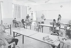  ??  ?? TINJAU: Suasana kelas di CLC Hanim.