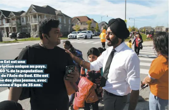  ?? PHOTO COURTOISIE ?? Le candidat néo-démocrate dans Brampton Est, Saranjit Singh, rencontre des électeurs à la sortie des classes.